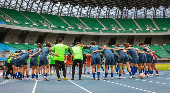 中華女足正在高雄集訓備戰，準備迎接9月中開踢的亞洲盃資格賽。（足協臉書翻攝）