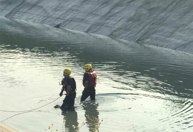 台南市消防局搜救人员今早6点再度集结至水圳寻找蔡男。(读者提供／刘秀芬台南传真)