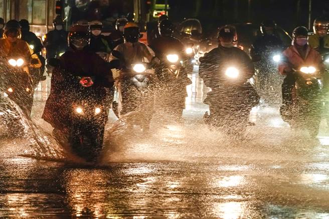 豪大雨夜袭，明天(26日)西半部地区及其他山区仍要留意午后短暂雷阵雨，局部地区有短延时强降雨，部分地区降雨还会下得更晚一点。(黄子明摄)