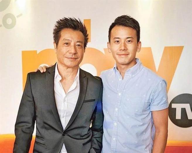 石修（图左）和儿子陈宇琛（图右）合照。(图/ 微博)