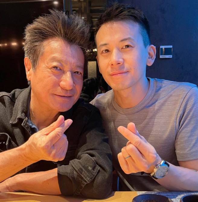 全家人替陈宇琛庆生，石修和陈宇琛单独合照。(图/ 林佑蔚IG)