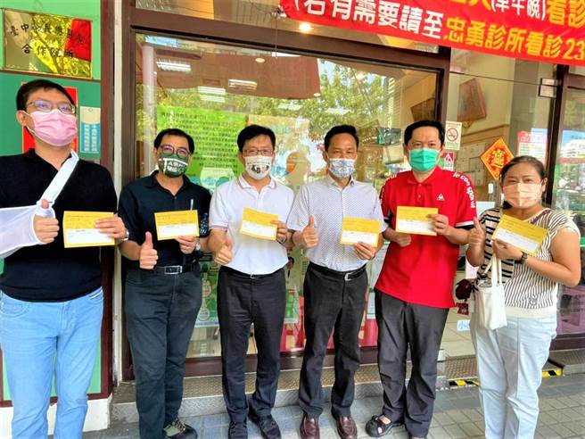 中華民國運動彩經銷商商業同業公會理事長何昱奇呼籲有疫苗就去接種，提高全體施打率，希望早日恢復正常生活。（盧金足攝）