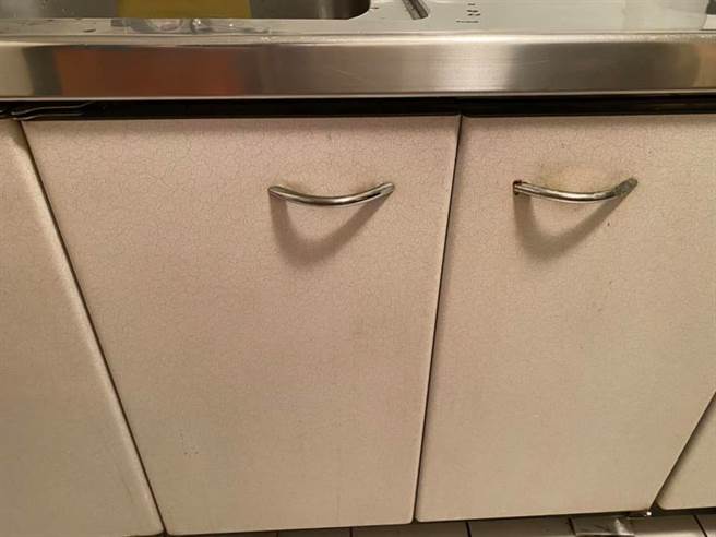 女网友在脸书发文求助，厨房橱柜有生物发出呱呱的声响，让她不知该如何是好。（图／脸书社团爆怨2公社）