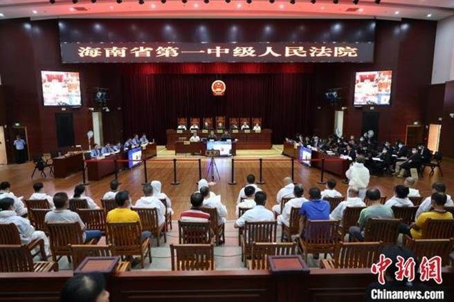 海南村霸成黑手党，鱼肉乡民20年，判刑23年。图为庭审现场。（中新网）