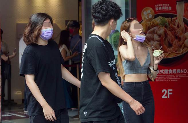 全国维持二级警戒，外出除了饮食外，仍应全程配戴口罩。（中时资料照 邓博仁摄） 