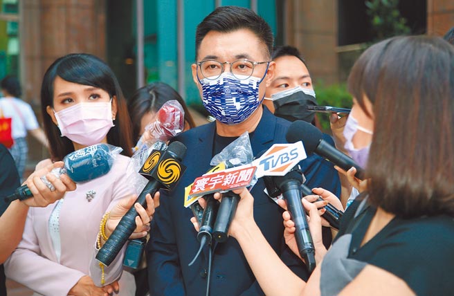 国民党主席江启臣（中）接受广播节目专访后表示，蔡英文总统要让民眾选择自己想要打的疫苗，不能只给民眾只有高端与等待两种选择。（陈俊吉摄）