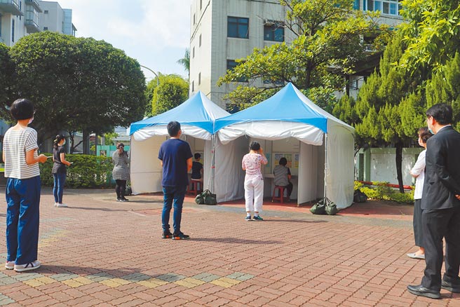 阳明交大9月将在校内设置集中筛检站，由医疗人员进驻亲自替师生採检。(阳明交大提供/李侑珊台北传真)