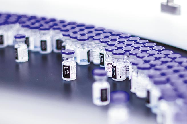 美国食品药物管理局（FDA）批准辉瑞BNT疫苗的药证，成为全球首支取得完整授权的新冠肺炎疫苗。（美联社）