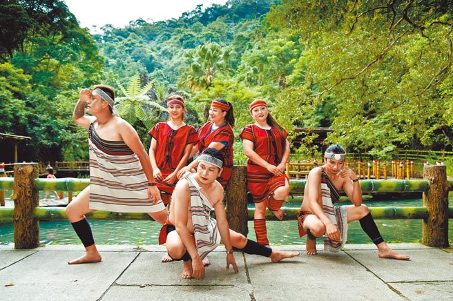 云仙乐园即日起至10月31日每周六日及连续假日，推出泰雅族乐舞表演。（云仙乐园提供／叶书宏新北传真）