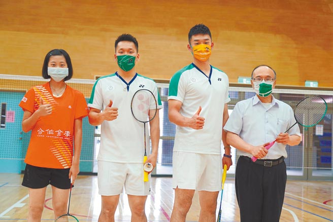 王齊麟和李洋昨特別返校接受表揚，中山國中也將校內今年完工的星耀樓2樓綜合球場命名為「麟洋館」。（北市中山國中提供／游念育台北傳真）