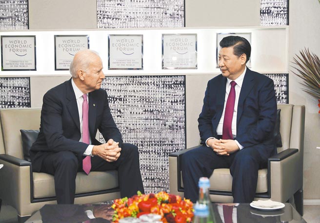 中国国家主席习近平（右）2017年1月17日在瑞士达沃斯，与时任美国副总统的拜登见面交谈。拜登担任总统至今，尚未与习近平面对面会晤。（新华社资料照片）