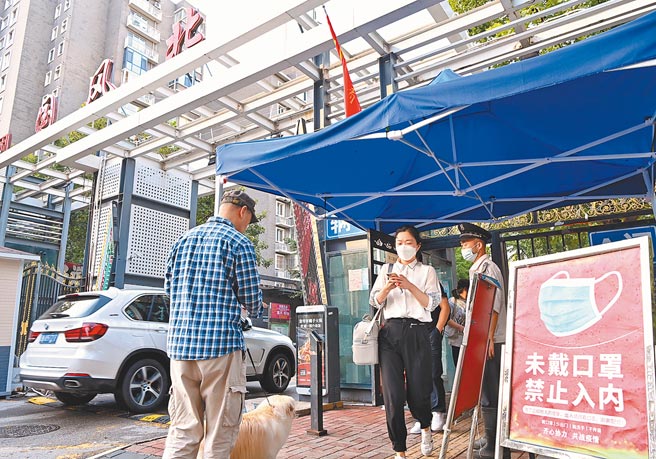 中國工程院院士張伯禮指出，大陸將於8月底出現「拐點」，疫情可得到完全的緩解，在嚴格管控下，中秋假期可適當開放出行。圖為北京疫情清零，居民出入國風北京小區。（中新社）