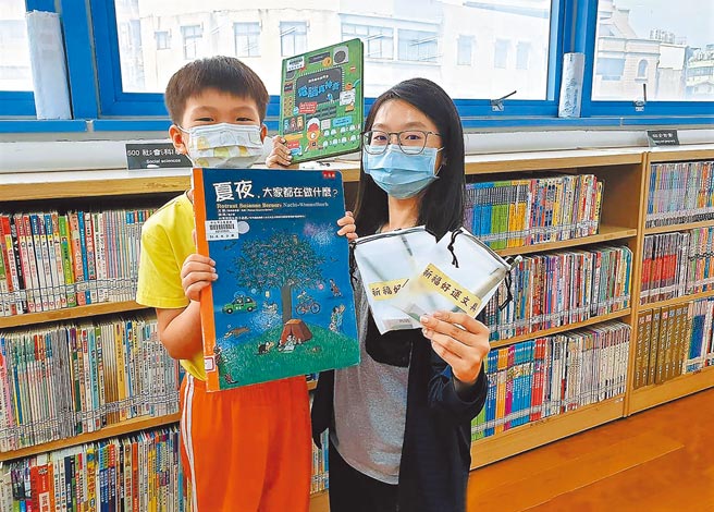 新北市立图书馆联合3分馆推出阅读收心活动，五股守让堂推出另类收心操，参加开学收心活动或借5本书，就可以获得限量祈福文具。（新北市立图书馆提供／戴上容新北传真）