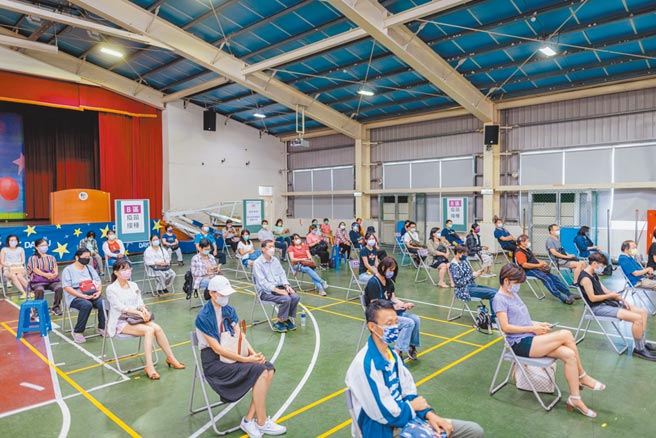 桃园有6000名教师未施打疫苗，让教师团体忧心，教育部24日将6000名教师纳入第2波造册名单，卫生局已备妥4000剂AZ疫苗，准备施打。（桃园市政府提供／陈梦茹桃园传真）