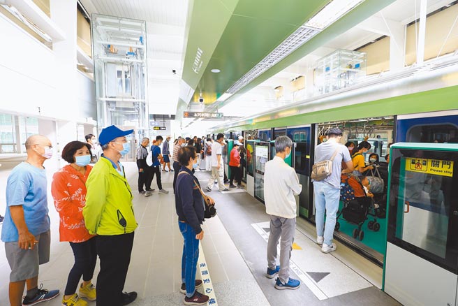 台中捷运绿线9月1日起推出捷粉回馈专案，每月搭乘40次以上可享现金回馈，搭愈多回馈愈多，最高回馈30％。（卢金足摄）