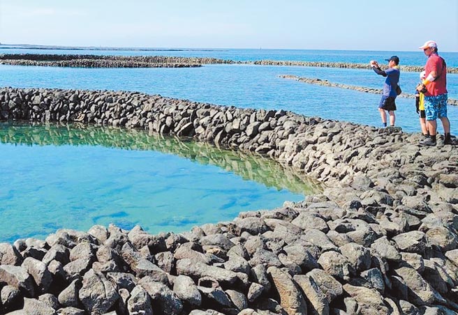 澎管处「石沪环境教育课程．手沪海洋」活动展开古老巡沪体验之旅，爱家爱乡爱海洋。（陈可文摄）