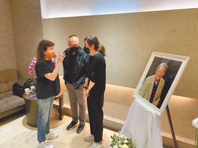 李烈（左）昨至灵堂慰问李行女儿、女婿。（两岸电影交流委员会提供）