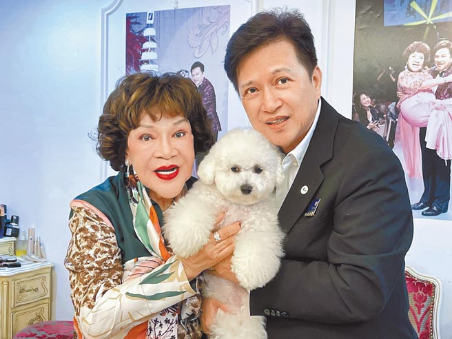 阿姑（左）昨帶著愛犬「甜甜」，和老公李朝永及家人們開心慶生。（周遊提供）