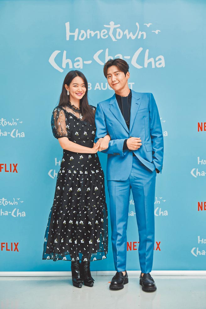 申敏儿（左）、金宣虎昨盛装出席《海岸村恰恰恰》记者会。（Netflix提供）