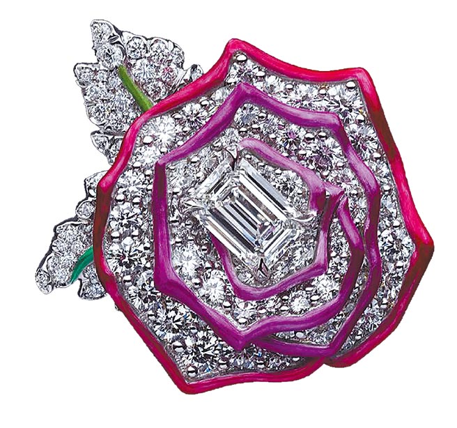 DIOR ROSE钻石戒指，主石2.01祖母绿切割钻石，约1200万元。（DIOR提供）