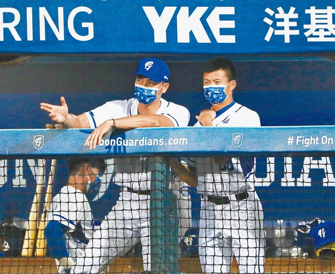 中华职棒下半季24日开打，富邦选秀状元江少庆（左）将在25日初登板迎战统一，图为江少庆（左）在迎战中信兄弟与队友游霆崴（右）交换意见。（陈怡诚摄）