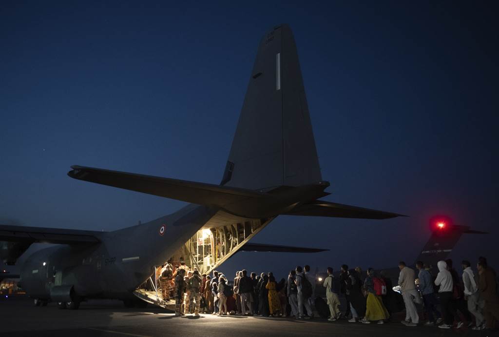 一架C-130在从喀布尔起飞时，机场附近突然有枪械对空中开火，让机上平民陷入恐慌。图为民众于卡赛国际机场登上运输机。（图／美联社）(photo:ChinaTimes)