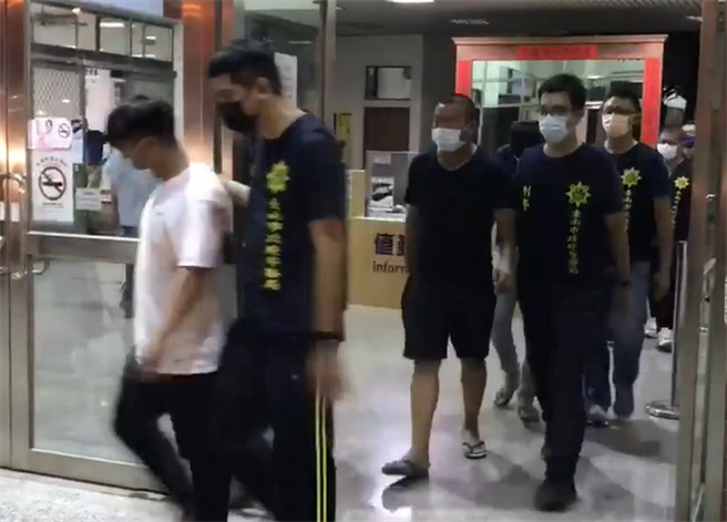 台南安定兩派人馬談判開轟，造成1男腹部中彈，善化分局立刻逮捕9行嫌犯到案。(戴志揚翻攝/讀者提供)