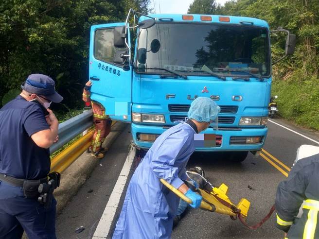 新北市坪林区北宜公路33.8公里处26日上午7时36分许发生死亡车祸，重机骑士卡在水泥预拌车轮下，经送医仍伤重不治。（民眾提供）