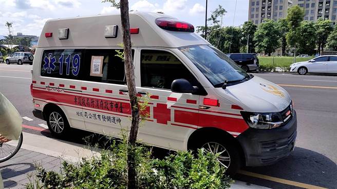 少年经消防局救护人员包扎后，再由警方护送返家。（台中市警察局提供／张妍溱台中传真）