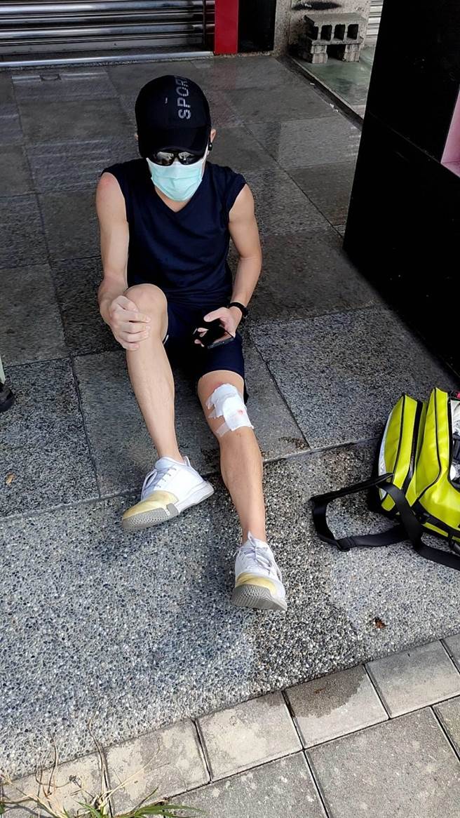 陈姓少年日前骑乘iBike，行经东区自由路3段时，不慎自摔，造成膝盖等多处擦挫伤。（台中市警察局提供／张妍溱台中传真）
