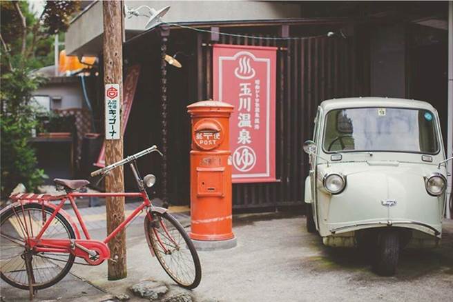 怀旧三轮汽车、邮筒与脚踏车让「玉川温泉」的入口充满浓浓古早味。　图：株式会社温泉道场／来源