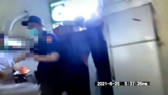 云林县查缉非洲猪瘟食品联合稽查小组在崙背乡查扣杜姓越南籍女子7月间在网路购买的2罐肉松，已送动植物防疫所抽验是否含非洲猪瘟病毒。（云林县警局提供）