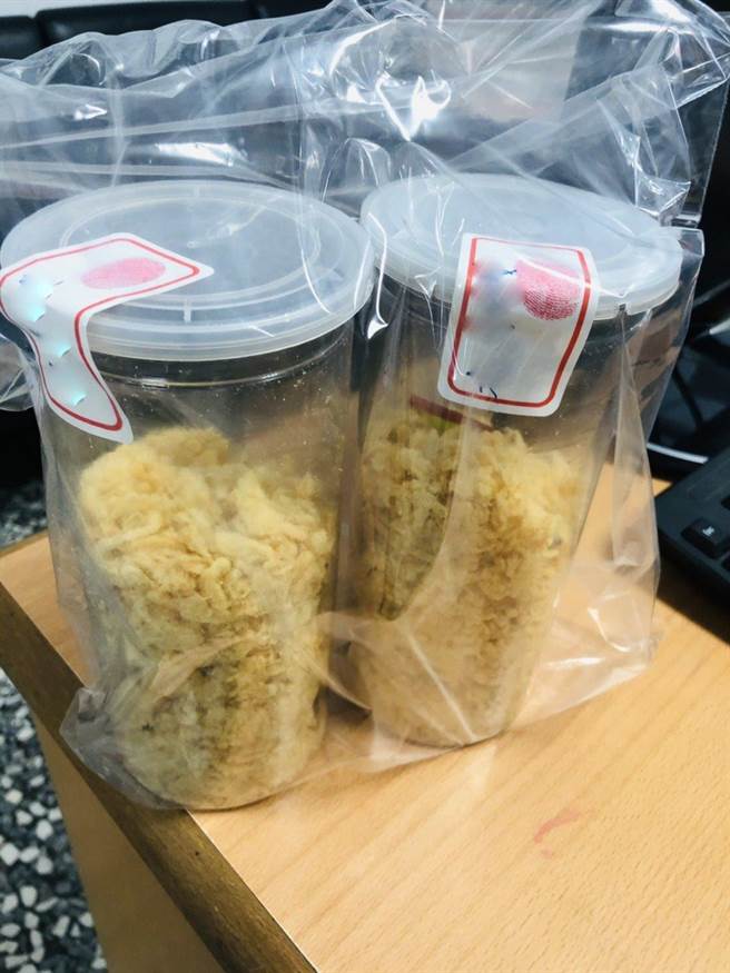 杜姓女子购买的两罐肉松，她对警方表示有打开但还没吃。（云林县警局提供）