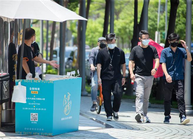 随着疫情趋缓，行政院也规划振兴券方案，振兴疫后经济。图为各公司行号恢復返公司上班，中午用餐时间，路上也涌现上班族外出觅食的情况。（罗永铭摄）