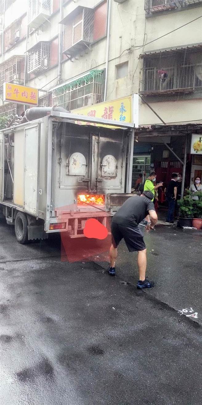 农历鬼月期间，有网友在脸书粉专上分享「行动金纸焚烧车」的照片，引起网友们热议。（摘自脸书）