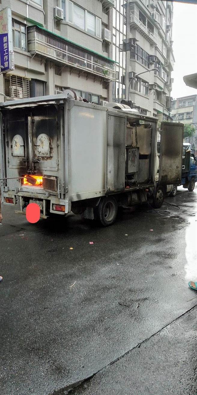 农历鬼月期间，有网友在脸书粉专上分享「行动金纸焚烧车」的照片，引起网友们热议。（摘自脸书）