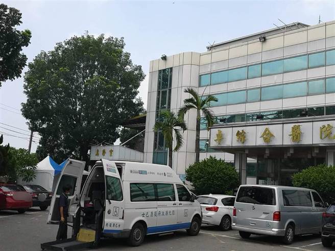 彰化22岁大学生打高端后全身瘫软，被送往医院。（吴建辉摄）