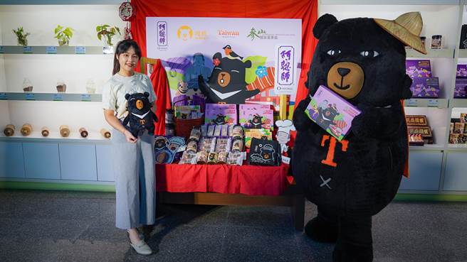 台湾观光代言人「喔熊」与「阿聪师的糕饼主意」合作，推出4款「喔熊」联名糕饼。（王文吉摄）