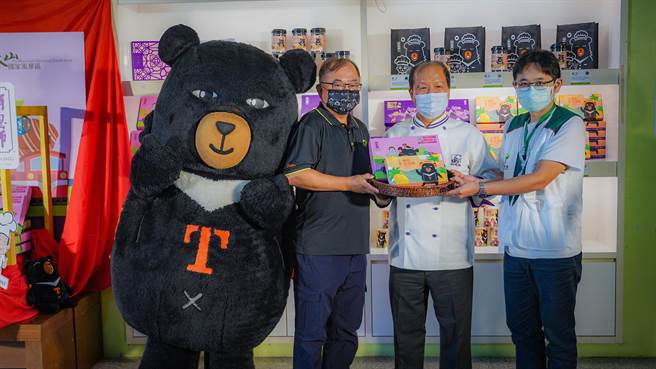 阿聪师与参山处共同捐赠喔熊联名商品给北台中家扶中心。（参山处提供／王文吉台中传真）