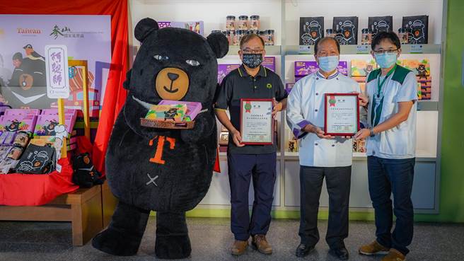 北台中家扶中心督导黄泓文（右）回赠感谢状。（参山处提供／王文吉台中传真）