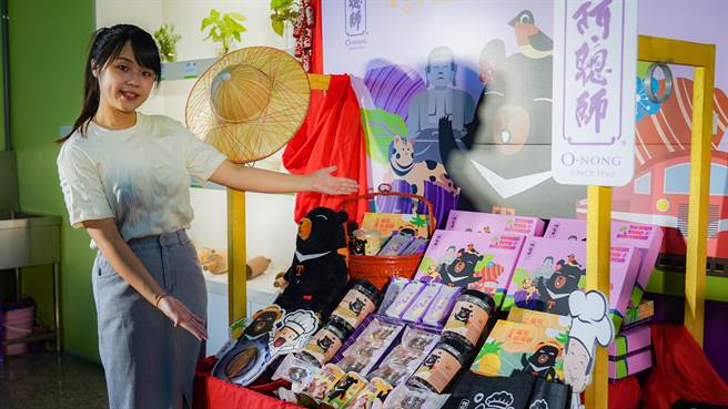 台湾观光代言人「喔熊」与「阿聪师的糕饼主意」合作，推出4款「喔熊」联名糕饼。（王文吉摄）