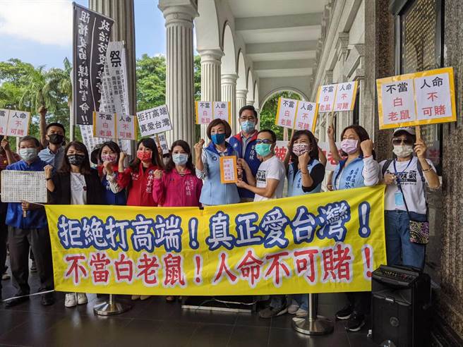 民團26日到高雄巿議會陳情，要求打國際認證的疫苗，拒當高端白老鼠。（曹明正攝）