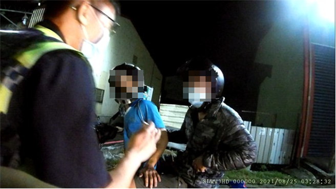 25日凌晨彰化社头一名吴姓男子疑似心肌梗塞瘫软快昏倒，友人许男见状心急骑乘机车连闯数个红灯要送吴男到医院。（警方提供／吴建辉彰化传真）