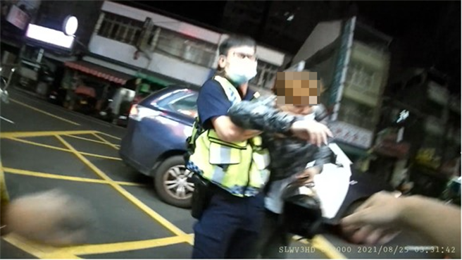 刘柏贤、林益廷看到后座瘫软的吴男后，没等许男解释完立马用巡逻车协助送医，才让吴男顺利捡回一命。（警方提供／吴建辉彰化传真）