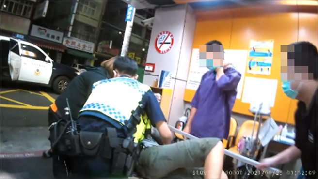 警方立即用巡逻车载送吴男到员林的员荣医院急救，仅用了短短五分钟就平安送达医院。（警方提供／吴建辉彰化传真）