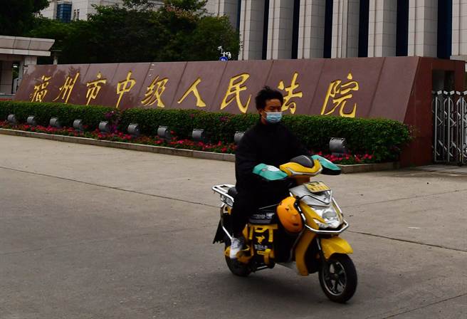 大陆26岁北京大学学霸吴谢宇杀害48岁母亲潜逃3年案，一审26日宣判死刑。图为一位市民骑车从福州市中级人民法院前经过。（中新社）