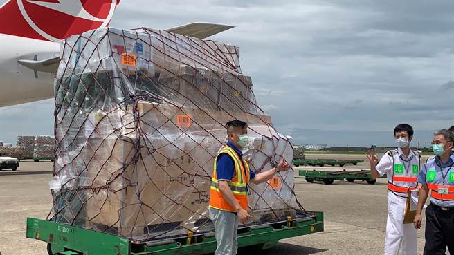 立陶宛捐贈台灣2萬劑AZ疫苗，日前由土耳其航空運抵桃園機場，海關人員在機邊完成驗放作業後，向現場人員比出ok手勢。(圖/中央社) 