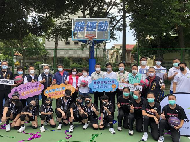 台中市南屯黎明公园篮球场整建，今天举行启用典礼。（陈世宗摄）