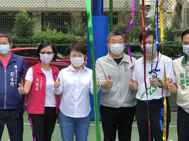 黎明公园篮球场启用典礼由市长卢秀燕、立法院副院长蔡其昌等一起主持。（陈世宗摄）