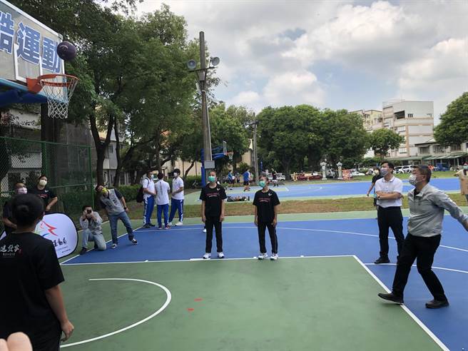 蔡其昌未受邀请致词，事后与立委张廖万坚等一起玩起投篮。（陈世宗摄）